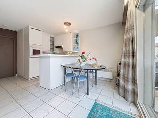 Un studio spacieux avec une chambre séparée (coin nuit fermé) situé à proximité de la digue, de la rue commerçante et des transports en commun.<br />Le studio se trouve au premier étage et se compose de : un grand séjour avec cuisine équipée, salon, terrasse, salle de bain avec lavabo et toilettes séparées.