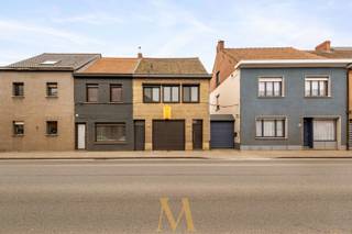 Welkom in deze smaakvol gerenoveerde woning, ideaal gelegen in de Centrumstraat, midden in het gezellige centrum van Olsene. Deze woning onderging in 2017 een totaalrenovatie waarbij zowel de technieken als het wooncomfort volledig werden vernieuwd. Dankzij de moderne uitbouw en doordachte indeling geniet je hier van een hedendaagse, lichtrijke thuis waar het meteen aangenaam vertoeven is.<br /><br />Bij het binnenkomen word je verwelkomd in de inkomhal, die toegang biedt tot de garage met automatische sectionale poort en een praktische, droge kelder. De leefruimte met open keuken vormt het hart van de woning en baadt in het licht. Vanuit hier heb je rechtstreeks zicht op en toegang tot de zonnige, zuidwestgerichte tuin met ruime tuinberging, een ideale plek om te ontspannen. Extra handig is de achterliggende doorgang via erfdienstbaarheid, wat zorgt voor bijkomend gebruiksgemak.<br /><br />Het gelijkvloers is uitgerust met vloerverwarming op gas, wat zorgt voor een aangename en energiezuinige warmte.<br /><br />Op de eerste verdieping bevinden zich twee volwaardige slaapkamers met ingemaakte kasten en een stijlvolle badkamer voorzien van een dubbele lavabo en inloopdouche. De zolderverdieping, bereikbaar via een vaste trap, werd ingericht als ruime master bedroom met maatkasten. Zowel op de verdieping als op zolder zorgt een lucht-lucht warmtepomp voor verwarming én verkoeling.<br /><br />De woning scoort bovendien uitstekend op vlak van energiezuinigheid, met een gunstig EPC-label B (102 kWh/m²) en 10 zonnepanelen (3,9 kW). Ook de elektriciteit is conform, wat deze woning volledig instapklaar maakt zonder zorgen.<br /><br />Troeven:<br />✔ Volledig gerenoveerd en instapklaar<br />✔ Energiezuinig (EPC B: 102 kWh/m²)<br />✔ Elektriciteit conform<br />✔ 10 zonnepanelen (3,9 kW)<br />✔ Zuidwestgerichte tuin met achtertoegang<br />✔ Garage + extra parkeermogelijkheid<br />✔ Centrale ligging nabij invalswegen en E17<br /><br />📞 Interesse? Plan vandaag nog uw bezoek!<br />Contacteer Maxime Vanneste via 0498 44 78 00 of info@maximevanneste.be