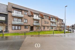 Ben jij op zoek naar een gelijkvloersappartement dat comfort, ruimte en een praktische ligging combineert? Gevonden!<br /><br />De vlot bereikbare locatie in het centrum van Oudenaarde, de grote lichtrijke living en de extra bergruimte zijn slechts enkele van de vele troeven die dit appartement te bieden heeft.<br /><br />Bij binnenkomst via de ruime inkomhal heb je toegang tot de twee volwaardige slaapkamers, een nette badkamer en een handige berging. Wanneer je verder doorloopt, kom je terecht in de grote, gezellige living die mooi aansluit op de keuken.<br /><br />Bovendien wordt er een garagebox mee verkocht met dit appartement voor €20.000, ideaal om je wagen veilig te parkeren of extra opslagruimte te hebben.<br /><br />Kortom: dit is het appartement waar jij al lang naar op zoek bent. Contacteer ons vandaag nog voor een bezoek!