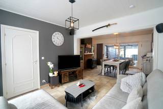 Deze ruime woning staat op een gezellig perceel van 272 m² en ligt op korte afstand van de invalswegen en de omliggende centra. Een praktische ligging voor wie alles graag vlot bereikbaar heeft.<br /><br />De volwaardige en ruime leefruimte geniet van maximale lichtinval en sluit daarnaast aan op de recent vernieuwde veranda. Dankzij de actieve verwarming in de veranda kan je doorheen het ganse jaar van deze ruimte genieten. De aansluitende keuken is voorzien van alle toestellen en heeft een koele kelder voor de opslag van conserven. Verder beschikt de woning over een vernieuwde badkamer op het gelijkvloers en een tweede badkamer op de eerste verdieping. De 3 ruime slaapkamers op de eerste verdieping en 4de zolderkamer met vaste trap kan dienst doen als extra slaapkamer of polyvalente ruimte. <br /><br />De woning geniet van een gunstig EPC-label C (251 kWh/m²/jaar) met dubbele beglazing, houten schrijnwerk en rolluiken en de recent vernieuwde condenserende gasketel.<br /><br />Troeven:<br />- Ruim woonhuis in rustige doodlopende straat<br />- 4 volwaardige slaapkamers<br />- ruime lichtrijke leefruimte met aparte keuken en veranda<br />- 2 badkamers (één op gelijkvloers en één op de eerste verdieping)<br />- praktische garage met doorgang tot de tuin<br />- gezellige tuin voorzien van aparte tuinberging<br /><br />Dankzij de ruime oprit en inpandige garage heb je ook steeds voldoende plaats voor de wagen.<br />Dit is een woning met heel wat ruimte en mogelijkheden op een centrale plek in Zelzate!<br />Meer info of een bezoek? Bel WIJSvastgoed op +32 9 395 80 10 !