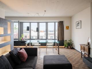 <strong>Ruim tweeslaapkamerappartement met verzicht nabij het Citadelpark.</strong><br /><br />Op de <strong>vierde verdieping</strong> van een karaktervol gebouw, op wandelafstand van het Citadelpark, bevindt zich dit ruim appartement van <strong>126 m²</strong>, vormgegeven door <strong>Fabiaan Van Severen</strong>. Een plek waar <strong>volume, licht en bereikbaarheid </strong>samenkomen.<br /><br />De verhoogde ligging en de open omgeving zorgen voor <strong>verre zichten en een privatief wooncomfort</strong>. Via de <strong>lift</strong> betreedt u het appartement, waar de zichtbare betonstructuur en heldere volumes meteen de toon zetten: tijdloos en eerlijk.<br /><br />Aan de voorzijde opent de leefruimte zich naar het licht. <strong>Grote raampartijen</strong>, een <strong>mozaïek parketvloer</strong> en <strong>maatwerk kasten</strong> vormen een uitgebalanceerd geheel, met een natuurlijke overgang tussen <strong>zithoek</strong>, <strong>eetplaats</strong> en <strong>keuken</strong>.<br /><br />De keuken werd uitgewerkt in een gereduceerd palet van <strong>leisteen en inox</strong>. Functioneel en ingetogen, met aandacht voor materiaal en gebruik. Een ruimte die even geschikt is voor dagelijks koken als voor ontspanning.<br /><br />Achteraan bevinden zich <strong>twee volwaardige slaapkamers</strong>, beide met directe toegang tot het <strong>zuidwestgerichte terras</strong>. Hier geniet u van open zichten en avondzon.<br /><br />De <strong>badkamer</strong> is helder en doordacht ingericht met <strong>inloopdouche</strong>, <strong>wastafel</strong> en <strong>toilet</strong>.<br /><br />Een centrale vestiairekast, praktische <strong>wasplaats</strong>, apart gastentoilet en een <strong>EPC B-score (160 kWh/m²/jaar)</strong> zorgen voor comfortabel hedendaags wonen.<br />Een privatieve <strong>kelderberging</strong> is inbegrepen; de aankoop van een <strong>autostaanplaats</strong> (€27.000) is mogelijk.<br /><br /><strong>Met het park als buur, het station om de hoek en het stadscentrum op wandelafstand, biedt dit appartement een zeldzame combinatie van rust, architectuur en stedelijke nabijheid.</strong>