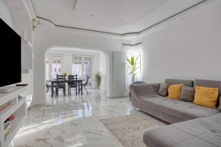 Deze ruime woning in Melsele biedt heel wat mogelijkheden voor wie op zoek is naar een woning met voldoende plaats voor het hele gezin.<br />Gelegen in een rustige straat en op een boogscheut van het centrum.<br /><br />Bij het binnenkomen kom je in de inkomhal, die toegang geeft tot een eerste kamer die kan dienen als <strong>slaapkamer of bureauruimte</strong>.<br />Verder is er een praktische berging onder de trap en een apart gastentoilet.<br />De keuken is voorzien van alle comfort. Aansluitend bevindt zich de leefruimte met zicht op het terras en de tuin.<br />Ook de garage, achter de woning, is een mooie praktische troef.<br /><br />Op de eerste verdieping vind je <strong>twee slaapkamers</strong>, een badkamer met bad en een apart toilet.<br />De tweede verdieping biedt nog eens <strong>twee slaapkamers</strong> en een ruime overloop met mogelijkheden voor extra opbergruimte.<br /><br />Buiten geniet je van een tuin en beschik je over<strong> een garage</strong> voor het parkeren van je wagen of het opbergen van fietsen en materiaal.<br />Bovendien is de woning uitgerust met <strong>12 zonnepanelen</strong>, een mooie extra op het vlak van energiezuinigheid.<br />PVC ramen met dubbel glas en verwarming op aardgas.<br />Bron bewoonbare oppervlakte : EPC - certificaat<br /><br />Deze woning, op een topligging in Melsele en met veel ruimte, kan zomaar eens je nieuwe thuis worden.<br />Bel ons voor een bezoek op 03/775.78.79.<br />Ben je ook van plan jouw eigendom te verkopen? Maak een afspraak voor een gratis schatting, wij maken er samen een succesverhaal van.