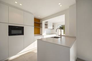 Deze volledig gerenoveerde woning werd afgewerkt met kwalitatieve materialen en heeft volgende indeling: een ruime inkomhal met gastentoilet...