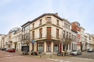 Gelegen in de gegeerde en karaktervolle wijk Zurenborg, op wandelafstand van de levendige Dageraadplaats, vindt u deze ruime stadswoning met...