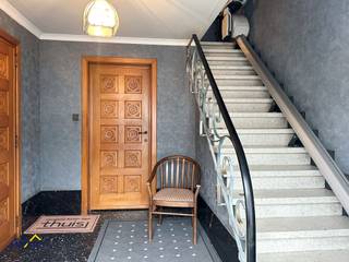 Deze op te frissen bel-etage woning biedt tal van mogelijkheden en beschikt op het gelijkvloers over een ruime inkomhal met aansluitend...