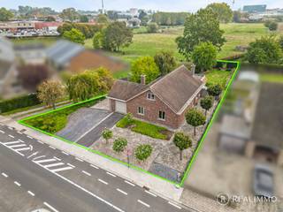 <strong>Deze stevige en ruime alleenstaande woning is gelegen op een mooi perceel van 908 m² en biedt met maar liefst 234 m² bewoonbare oppervlakte</strong> heel wat ruimte en mogelijkheden.<br />Dankzij de praktische indeling, met onder meer twee slaapkamers en een badkamer op het gelijkvloers, leent de woning zich perfect tot gelijkvloers wonen.<br />Ook voor wie wonen en werken wenst te combineren, bijvoorbeeld door de uitoefening van een vrij beroep, biedt deze eigendom interessante mogelijkheden.<br />De zuidgerichte tuin met terras en het aangename uitzicht op het achterliggende landelijke gebied maken het plaatje compleet!<br /><br /><u><strong>INDELING</strong></u><br />Gelijkvloers: inkomhal met gastentoilet, ruime geïnstalleerde keuken, berging, lichtrijke leefruimte met zicht op de tuin, twee volwaardige slaapkamers, badkamer en ruime inpandige garage met tweede toilet.<br />Eerste verdieping: nachthal, dressing en twee bijkomende ruime slaapkamers.<br />Verder beschikt de woning over een droge staankelder, een kruipkelder onder de volledige woning en een praktische bergzolder boven de garage.<br />Ook buiten heeft deze eigendom heel wat te bieden. Zo geniet u van een mooi aangelegde tuin met zuidgericht terras op een perceel van 908 m².<br />Vooraan de woning is bovendien ruime private parkeergelegenheid voorzien op eigen terrein.<br /><br /><u><strong>TECHNISCH</strong></u>
<ul>
	<li>Perceeloppervlakte: 908 m²</li>
	<li>Bewoonbare oppervlakte: 234 m²</li>
	<li>Centrale verwarming op aardgas </li>
	<li>Elektrische installatie deels vernieuwd</li>
	<li>Dubbele beglazing (deels vernieuwd)</li>
	<li>EPC-label D - geen renovatieverplichting</li>
</ul>
<br /><u><strong>TROEVEN</strong></u>

<ul>
	<li>Instapklaar</li>
	<li>Alleenstaand</li>
	<li>Ruime oppervlaktes</li>
	<li>4 slaapkamers</li>
	<li>Mogelijkheid tot gelijkvloers wonen</li>
	<li>Ruime inpandige garage</li>
	<li>Zuidgerichte tuin en terras</li>
	<li>Kruipkelder onder de volledige woning</li>
	<li>Geen renovatieverplichting</li>
</ul>
<br /><u><strong>CONTACT</strong></u><br />Interesse in deze ruime eigendom met tal van mogelijkheden?<br />Contacteer Aaron voor meer informatie of een bezoek ter plaatse via 0471 / 89 28 25 of aaron@real-immo.be.