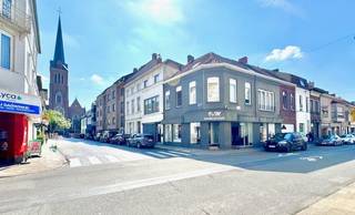 Grondig gerenoveerde woning te centrum Izegem. Gelegen nabij alles wat men nodig heeft aan winkels, voorzieningen, nachtwinkel, marktplein,...