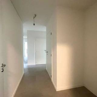 <span>Gelegen in Residentie Montis, vinden we dit prachtig en instapklaar nieuwbouwappartement terug. Het appartement is volledig afgewerkt met kwalitatief hoogstaande materialen en werd volledig opgeschilderd, wordt verhuurd met een garage en aansluitend een ondergrondse berging. Indeling: inkomhal, gastentoilet, drie slaapkamers, twee badkamers met bad/douche en enkele/dubbele wastafel. Ruime living en keuken (uitgerust met kwalitatieve toestellen). De leefruimte en keuken grenzen via schuifraam aan twee overdekten terrassen.<br />Huur: 950 EUR/maand; gemeenschappelijke kosten 50 EUR/maand.</span>