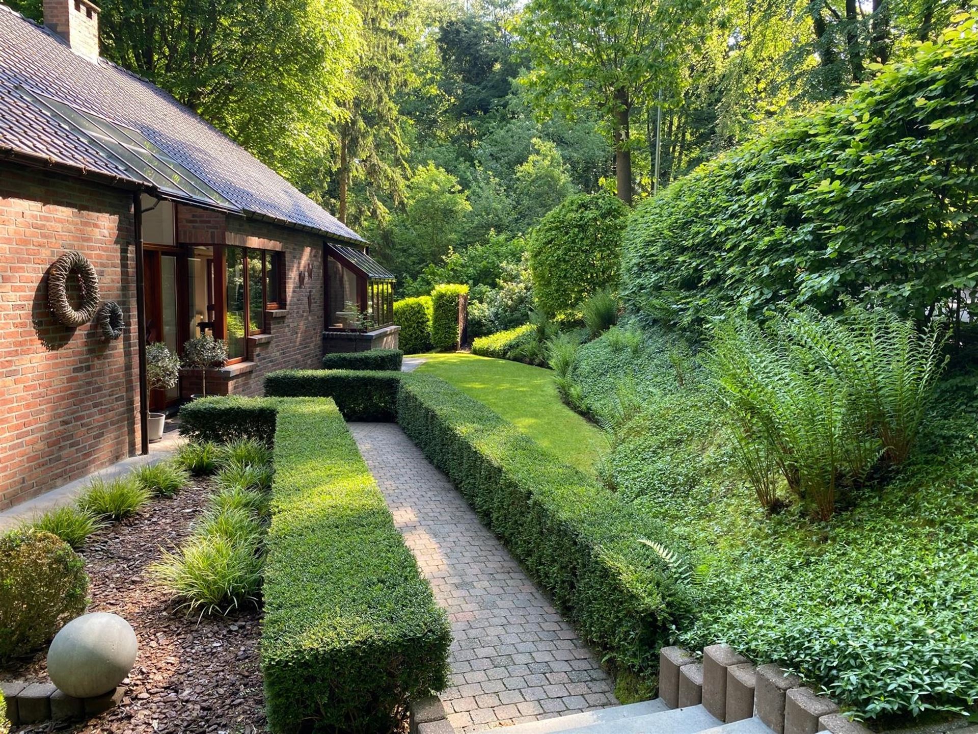 Villa gelegen in een prachtig bebost kader, zeer rustig gelegen, 3 tot 5 slaapkamers, zeer grote kelder - foto 2
