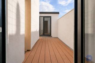 <p><span>Ruime en volledig gerenoveerde duplex met 3 slaapkamers, bureau en terrassen</span></p><p><span> </span></p><p><span>Op een uitstekende locatie aan de Statiestraat in Oud-Berchem, op wandelafstand van het station, bevindt zich deze bijzonder ruime en lichtrijke duplex in een volledig gerenoveerd gebouw. Hoge plafonds tot ca. 3 meter, visgraatparket, een stijlvolle keuken in walnoot en meerdere terrassen zorgen voor een eigentijdse en hoogwaardige woonbeleving. Het gebouw werd in 2026 volledig gestript en gerenoveerd, waarbij ook het dak en de achter- en zijgevels grondig werden geïsoleerd.</span></p><p><span> </span></p><p><span>Indeling</span></p><p><span>Eerste woonniveau</span></p><p><span>Via de inkomhal betreedt u de duplex. Hier bevinden zich een afzonderlijk gastentoilet met lavabo en een ruime, praktische berging met aansluiting voor wasmachine, de Vaillant ecoTEC Plus verwarmingsinstallatie, afzonderlijk afsluitbare sanitaire circuits en de zekeringkast. Onder de trap is bovendien ruimte voorzien voor het plaatsen van een vestiaire.</span></p><p><span>De volledige verdieping is afgewerkt met visgraatparket en geniet dankzij de hoge plafonds en grote raampartijen van een aangenaam ruimtelijk gevoel.</span></p><p><span>Aan de voorzijde bevindt zich het royale en bijzonder lichtrijke salon. Centraal in het appartement sluit de ruime eetkamer aan op de open keuken. Zowel de eetruimte als de keuken bieden rechtstreeks toegang tot het terras.</span></p><p><span>De keuken is uitgevoerd in walnootfineer en voorzien van een royaal kookeiland met onderhoudsvriendelijk werkblad. De volledig geïntegreerde AEG-toestellen omvatten een kookplaat met ingebouwde afzuiging, vaatwasser, combi-oven, koelkast en diepvriezer. Een bronzen spoelbak en bijpassende kraan vormen een stijlvolle finishing touch.</span></p><p><span>Aan de achterzijde bevindt zich nog een afzonderlijke bureau- of werkruimte, eveneens met toegang tot het terras. Ideaal voor thuiswerk, hobbyruimte of als extra polyvalente kamer.</span></p><p><span>Via de houten trap bereikt u het tweede woonniveau.</span></p><p><span> </span></p><p><span>Tweede woonniveau</span></p><p><span>De nachthal geeft toegang tot drie volwaardige slaapkamers.</span></p><p><span>Aan de voorzijde bevinden zich twee slaapkamers, beide gekenmerkt door de hoge plafondhoogte.</span></p><p><span>De eerste badkamer is stijlvol betegeld en uitgerust met een inloopregendouche, toilet en lavabomeubel in een elegante roze travertijnlook.</span></p><p><span>Aan de achterzijde bevindt zich de master bedroom, voorzien van een eigen dressing en rechtstreekse toegang tot het terras. De master beschikt bovendien over een eigen badkamer met een ruim lavabomeubel en inloopregendouche, volledig afgewerkt met tegelvloer en betegelde wanden.</span></p><p><span> </span></p><p><span>Belangrijkste troeven</span></p><ul><li><span>Volledig gerenoveerde duplex in een vernieuwd gebouw</span></li><li><span>Maar liefst 3 slaapkamers + afzonderlijke bureauruimte</span></li><li><span>Hoge plafonds tot ca. 3 meter</span></li><li><span>Volledig afgewerkt met visgraatparket</span></li><li><span>Stijlvolle walnootkeuken met kookeiland en AEG-toestellen</span></li><li><span>Twee volwaardige badkamers</span></li><li><span>Meerdere buitenruimtes</span></li><li><span>Dak, achtergevel en zijgevels volledig geïsoleerd</span></li><li><span>EPC-label B</span></li><li><span>Conforme elektrische installatie</span></li><li><span>Lage gemeenschappelijke kosten</span></li><li><span>Interessant voor zowel eigen bewoning als investering</span></li></ul><p><span> </span></p><p><span>Algemene informatie</span></p><p><span>Gemeenschappelijke kosten: geraamd op ca. €25 per maand, inclusief het verbruik van de gemeenschappelijke delen en blokpolis</span></p><p><span>Privatieve tussenmeters voor water, elektriciteit en gas</span></p><ul><li><span>EPC: label B</span></li><li><span>Elektrische installatie: conform het AREI</span></li><li><span>Asbestattest: in aanvraag</span></li></ul><p><span>Aandeel kosten basisakte ten laste van de koper: € 1250 incl. btw</span></p><p><span> </span></p><p><span>Het gebouw</span></p><p><span>Het kleinschalige gebouw werd in 2026 volledig gestript en gerenoveerd en bestaat uit een grote handelsruimte en gemeenschappelijke fietsenberging op het gelijkvloers en twee ruime duplex appartementen verdeeld over de bovenliggende verdiepingen.</span></p><p><span>Ook energetisch werd het gebouw grondig aangepakt: het dak en de achter- en zijgevels werden volledig geïsoleerd.</span></p><p><span>Daarnaast beschikt het gebouw over een gemeenschappelijke kelderberging.</span></p><p><span>Er is geen lift aanwezig.</span></p><p><span> </span></p><p><span>Ligging</span></p><p><span>De ligging in de Stationstraat combineert een uitstekende bereikbaarheid met alle dagelijkse voorzieningen binnen handbereik.</span></p><p><span>Station Antwerpen-Berchem ligt op wandelafstand, terwijl het centrum van Antwerpen in ongeveer vijf minuten met de fiets bereikbaar is. In de directe omgeving vindt u een uitgebreid aanbod aan gezellige bars, restaurants, koffie- en ontbijtadresjes, bakkers, slagers en andere buurtwinkels. Ook verschillende supermarkten bevinden zich op wandelafstand.</span></p><p><span>Met een Mobiscore van 9,5/10 is dit bovendien een bijzonder vlot bereikbare locatie, zowel met de fiets, het openbaar vervoer als de wagen.</span></p><p><span> </span></p><p><span>De informatie in deze prospectus wordt uitsluitend ter informatieve titel verstrekt. Kandidaat-kopers dienen zich voor de beoordeling, controle en interpretatie van de verstrekte informatie steeds te baseren op de officiële documenten en hun eigen onderzoek.</span></p><p><span> </span></p><p><span> </span></p>