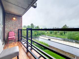 Centraal en AANGENAAM GELEGEN APPARTEMENT met TWEE VOLWAARDIGE SLAAPKAMERS, een AFGESLOTEN GARAGEBOX, een PRIVATIEVE KELDERBERGING en een...