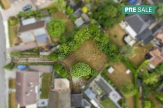 Dit stuk bouwgrond heeft een totale grondoppervlakte van ca. 726m² en is gelegen nabij het station en centrum van Waregem. Het perceel is bereikbaar via een privé poort vanuit de August Craslaan, geschikt voor een open bebouwing en geniet van een gunstige oriëntatie.<br /><br />STEDENBOUWKUNDIGE VOORSCHRIFTEN<br /><br />- geschikt voor open bebouwing<br />- maximum 1 bouwlaag en dakverdiep<br />- geen bouwverplichting<br /><br />Deze eigendom wordt aangeboden via Pre-sale. Bij verdere interesse kan je een vast en onvoorwaardelijk bod uitbrengen tegen vrijdag 16/10 om 12u. De vermelde prijs is een richtprijs. Meer info omtrent deze koopmethode verneem je via https://www.dewaele.com/nl/advies/pre-sale-voordelen-voor-de-koper<br /><br />Aarzel niet om contact op te nemen voor extra informatie of een afspraak (056 605 605).<br /><br />De eigendom wordt aangeboden via de Pre-sale formule. Op 16/10/2026 tussen 12:00 en 12:00 kan u de bouwgrond op afspraak komen bezichtigen en een bod uitbrengen. De vermelde prijs is een instelprijs. Voor meer info, gelieve contact op te nemen met de dossierverantwoordelijke.<br /><br />Bestuursmaatregelen in het maatregelenregister: nee