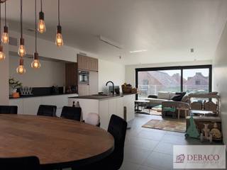 Prachtig appartement in een groene omgeving op wandelafstand van het centrum<br /><br />Dit appartement beschikt over een ruime en lichte leefruimte met moderne open keuken (voorzien van inductiekookplaat, koelkast, vaatwasser en combi-oven) en aansluitende berging, badkamer met inloopdouche en wastafel, gastentoilet, twee slaapkamers, vestiaire en zuid-gericht zonneterras. De ondergrondse autostaanplaats en kelderberging zijn in de prijs inbegrepen. Er is een mogelijkheid tot het huren van een tweede autostaanplaats indien gewenst. <br /><br />De prachtige architectuur gaat gepaard met een moderne en energiezuinige afwerking. Vloerverwarming, zonnepanelen, hoogrendementsketel en LED-verlichting zorgen voor een uniek laag energiepijl.<br /><br />Dankzij een private autovrije doorgang naar het centrum is de markt op wandelafstand te bereiken. <br /><br />Het appartement is beschikbaar vanaf 1 april 2026.<br />Alle verbruik is individueel. De gemeenschappelijke kosten bedragen €75 per maand.<br /><br />De EPC-waarde bedraagt 43 kWh/m² (Label A).<br /><br />Hebt u interesse in dit mooie appartement te Herenthout?<br />Contacteer ons via info@debaco.be of bel ons op 014/73.77.77 voor een bezoek ter plaatse!