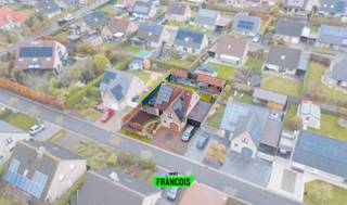 Deze charmante en instapklare woning is ideaal gelegen in een rustige en aangename woonwijk te Diksmuide, op wandelafstand van...