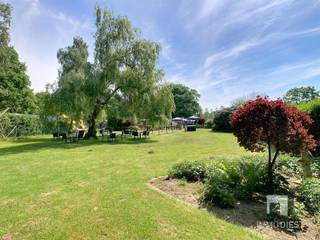 EXTRA NIEUWE VOORWAARDENVERKOPERS STAAN OPEN VOOR EEN CONSTRUCTIEF BOD!GRIJP UW KANS! Ontdek deze Villa-Landhuis midden in de groene omgeving van...