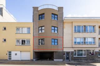 <strong>Zeebrugge: Instapklaar 2-slaapkamerappartement te koop met ruim terras in Zeebrugge Bad.</strong>
<p>Dit verzorgd en instapklaar appartement is gelegen in de Mercatorstraat 3 te Zeebrugge vlakbij het strand. De grote troef van dit appartement is het ruime en zonnige terras aan de achterzijde. Dankzij de praktische indeling en de instapklare staat is dit appartement geschikt als vaste woonst, tweede verblijf of investering aan de kust.<br /><br /><strong>Indeling:</strong><br />Inkomhal, apart toilet, lichtrijke leefruimte, ruim en zonnig terras, volledig ingerichte open keuken, berging, 2 volwaardige slaapkamers, badkamer met ligbad en douche, kelderberging.</p>
<strong>Troeven:</strong>
<ul><li>Instapklaar appartement.</li><li>Centrale ligging op 3 min wandelen van het strand, op 10 min rijden van Knokke-Heist.</li><li>Ruim zonnig terras aan de achterzijde.</li><li>Ideaal als woonst, tweede verblijf of investering.</li></ul>
Meer informatie? Contacteer Ayita op 0496 13 43 12 of via ayita@eraservimo.be