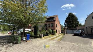 <p><span>Ontdek deze gezellige woonst in het hart van Wilrijk. Met een bewoonbare oppervlakte van 65m² biedt dit appartement twee slaapkamers.</span></p><p><span>De woonruimte straalt een warme sfeer uit dankzij de grote ramen die voor veel natuurlijk licht zorgen en het uitzicht op het groene landschap waardoor u volop kunt genieten van de rust en privacy. De klassieke tegelvloer voegt een charmant detail toe aan de leefruimte.</span></p><p><span>De functionele keuken is voorzien van alle apparaten en voldoende opbergruimte. Daarnaast beschikt de woning over handige opbergruimte voor extra comfort.</span></p><p><span>De aanwezigheid van een balkon biedt een heerlijke plek om te ontspannen en te genieten van de buitenlucht. In de garage kan een fiets geplaatst worden.</span></p><p><span>Gelegen in een rustige buurt, biedt deze woning alle voordelen van stedelijke voorzieningen op loopafstand, maar dan wel met de rust die u zoekt. Ideaal voor wie centraal maar toch rustig wil wonen. Mis deze kans niet om comfortabel te wonen in een bruisende omgeving met de perfecte mix van stad en natuur.</span></p><p><span>Geen extra vaste kosten.</span></p><p><span>Benieuwd? Maak snel uw afspraak op www.immodelaet.be of op 036440088</span></p>