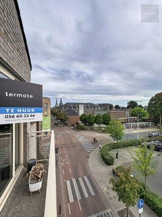 Knus en lichtrijk APPARTEMENT op de 3de verdieping met alle comfort bestaande uit : Inkom met apart toilet, lichtrijke living met klein aanpalend terras, volledig ingerichte keuken met alle apparaten, berging/wasplaats, badkamer met douche, ligbad en lavabomeubel, 1 slaapkamer en ondergrondse kelderberging ;<br /><br />- Op wandelafstand tussen centrum en station ;<br />- Zeer ruime parking voor de deur ;<br />- CV op aardgas met hoogrendementsketel ;<br />- Nabij openbaar vervoer, station, scholen, winkels, ..... ;<br />- Onmiddellijk beschikbaar ;<br />- EPC Label: B<br /><br />= Voor meer info of een bezoekje, gelieve ons kantoor in Waregem te contacteren aub - 056/60.33.66.