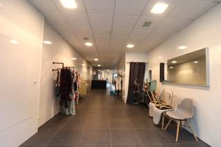 BEZOEKEN KUNNEN UITSLUITEND INGEPLAND WORDEN DOOR AANVRAAG VIA ONDERSTAANDE LINK<br />https://mijnhuurprofiel.be/property/396fff39-1523-4c78-9570-53fa6f433ca1<br /><br />Bent u op zoek naar een commercieel handelspand in het centrum van Hamme? Kijk en lees dan snel even verder!<br /><br /><br />Dit handelspand wordt momenteel benut als winkelruimte. Er is een pashokje voorzien, er is een toilet ter beschikking en achteraan de winkel heeft u nog een enorm grote tuin met aansluitend een privatieve garagebox (te bereiken via een andere straat). Op de bovenverdieping is er nog een keuken voorzien en een aparte ruimte die kan ingedeeld worden als living, bureauruimte of slaapruimte. <br /><br />Dit handelspand is ter beschikking vanaf 1 november 2025.<br />Er zijn geen gemeenschappelijke kosten van toepassing.