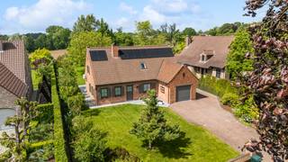 <p>In het pittoreske Nokere bevindt zich deze ruime gezinsvilla op een prachtig perceel van maar liefst 1.576 m². Hier woont u in alle rust, omringd door groen, met het idyllische Kordaalpad letterlijk als achterbuur.</p><p>Met een bewoonbare oppervlakte van 212 m² biedt deze woning alle ruimte voor een comfortabel gezinsleven. De villa werd de voorbije jaren bovendien energiezuinig vernieuwd met onder meer een warmtepomp met airco, zonnepanelen en dakisolatie, wat resulteert in een gunstige EPC-score C.</p><p>Bij het binnenkomen wordt u verwelkomd in een inkomhal met gastentoilet. De lichtrijke leefruimte geniet van een aangename connectie met de tuin en sluit aan op de functionele keuken met praktische berging. Verder beschikt het gelijkvloers over een kelder, een inpandige garage, een bureau of extra slaapkamer, een dressing, een volwaardige badkamer met bad en douche én een ruime slaapkamer.</p><p>Op de verdieping bevinden zich drie volwaardige slaapkamers, ideaal voor een groot gezin, hobbyruimte of thuiswerkplek. Dankzij de royale volumes en slimme indeling biedt deze woning bovendien tal van mogelijkheden om verder af te werken en in te richten volgens uw eigen woonwensen.</p><p>Buiten geniet u van een prachtig aangelegde, volgroeide tuin met maximale privacy en een unieke groene uitstraling. De nabijheid van het Kordaalbos zorgt voor een uitzonderlijk rustige woonomgeving waar natuur en ontspanning centraal staan.</p><p>Nokere staat bekend om zijn charmante dorpskarakter, glooiende landschappen en uitstekende ligging aan de rand van de Vlaamse Ardennen. Het dorp combineert landelijke rust met een vlotte bereikbaarheid richting Oost- en West-Vlaanderen. Daarnaast geniet u er van prachtige wandel- en fietsroutes, historische kasteeldomeinen en de gezellige sfeer waarvoor Nokere zo geliefd is.</p><p>Kortom: een ruime, energiezuinige gezinswoning op een uitzonderlijke locatie waar rust, natuur en wooncomfort perfect samenkomen.</p><p>Benieuwd naar deze unieke woning? Contacteer ons vandaag nog voor een bezoek en laat u verrassen door de charme van deze bijzondere plek. </p>