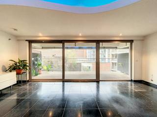 In het Hartje van Sint-Gillis, op wandelafstand van het Zuid-station en Brussel centrum, ruim loft-appartement van ± 80 m² met 2 slaaphoeken en een ruim terras op de 2de verdieping van bekende SBS-lofts .Dit appartement beschikt over een vlotte bereikbaarheid met het openbaar vervoer naar centrum Brussel.Het appartement is als volgt ingedeeld:- ruime lichtrijke woonkamer met open keuken en toegang tot het terras (achteraan het gebouw)- keuken voorzien van ingebouwde kasten, kookplaat, oven, microgolfoven, koelkast, vaatwasmachine en wastafel.- terras van +- 21m²,- twee slaaphoeken/-kamers (± 9 m² en 7 m²),- badkamer met bad en wastafel- berging met aansluiting voor wasmachine- apart toilet- kelder n°9 (-2)- kosten: ± 175 euro/maand voor gemeenschappelijke delen, water, verwarming en fonds,- EPC: C, 130 kWu/(m²jaar),- Elektrische controle conform,- verhuurd voor lange termijn momenteel.Vraag nu je afspraak om dit appartement te bezichtigen!Bestemming: BewoningOnroerend goed ingeschreven op de bewaarlijst / beschermd / procedure tot inschrijving of bescherming lopende: neenVerkavelingsvergunning: neenOnroerend goed gelegen in een voorkooprechtperimeter: neenVoorkeurrecht voor de huurder: ja