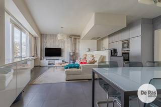 KIJKDAG ZAT. 22/08 VAN 10U - 12U (op afspraak!!) 053/60.65.60.<br />AALST - Instapklaar appartement met 2 kamers, tuin en garage op topligging. <br />Dit appartement geniet van een uitstekende centrale ligging, vlakbij scholen, winkels, het centrum, het ASZ, openbaar vervoer en met een vlotte verbinding naar de E40.<br /><br />Bij het binnenkomen kom je in de centrale inkomhal. Van hieruit bereik je de ruime en gezellige leefruimte met eetplaats en zithoek, die naadloos aansluit op de volledig geïnstalleerde open keuken. De keuken is uitgerust met kwalitatieve toestellen en beschikt bovendien over een handige, aansluitende berging.<br /><br />De badkamer is voorzien van een douche, wastafel en toilet. De twee slaapkamers bevinden zich achteraan het gebouw en zijn rustig georiënteerd naar de tuin. Vanuit één van de slaapkamers heb je rechtstreeks toegang tot de ruime, volledig afgesloten tuin.<br /><br />De tuin beschikt over een groot aangelegd en overdekt terras, ideaal om in alle rust van het buitenleven te genieten. De tuin is niet alleen bereikbaar via de slaapkamer, maar ook via de garage. Vanuit de tuin heb je bovendien vlotte toegang tot de gemeenschappelijke berging en de grote private garage voor twee wagens, uitgerust met een sectionale en elektrische poort.<br /><br />Het gebouw beschikt reeds over een recent vernieuwd dak. Het appartement wordt verwarmd via centrale verwarming op gas en is verder uitgerust met conforme elektriciteit, een videofoon, dubbele beglazing, etc.<br /><br />Kortom, een instapklaar appartement op een toplocatie. Boek snel je bezoek!<br />De vermelde prijs is een richtprijs. Na ontvangst van de biedingen zal de verkoper beslissen of hij/zij de eigendom verkoopt aan het beste bod. De richtprijs is aldus niet bindend voor de verkoper. Voor meer info kunt u ons contacteren of het reglement raadplegen op onze website.