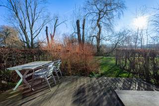 Aanrader! Instapklaar energiezuinig appartement met zonnig terras en zicht op groen.<br /><br />Residentie LEIEMEERSEN II werd opgericht in 2014 met aandacht voor kwalitatieve materialen en is gelegen tussen het groen. Gezien de situering tussen de watersportbaan (Blaarmeersen) en de Bourgoyen-Ossemeersen, zijn er dus tal van wandel- en sportmogelijkheden. Daarnaast zijn er ook voldoende warenhuizen nabij en kent de locatie een perfecte verbinding met het stadscentrum, de binnenring en de R4.<br /><br />De absolute troef van dit appartement is de combinatie van de glaspartijen met het zicht op groen en een zuidelijk georiënteerd terras die overloopt in een 'tuin'.<br /><br />Het appartement zelf omvat een inhomhal met toilet, 2 slaapkamers, badkamer met wc, douche/bad, living, keuken en berging. Hoge afwerkingsgraad, eiken parket, Bulthaup keukenkasten, Miele keukentoestellen, aluminium ramen,...<br /><br />Bij het appartement is er ook een kelderberging inbegrepen. Een autostaanplaats in de ondergrondse garage dient bijgekocht te worden aan 25 000 euro.
