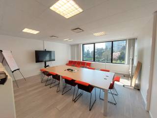 Very bright and recently renovated office space in a modern building on the Zelliksesteenweg in Sint-Agatha-Berchem.Excellent accessibility by car,...