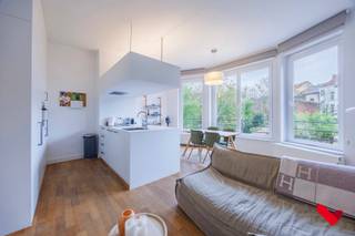 Au cœur de Louvain, sur la prestigieuse Bondgenotenlaan, nous sommes fiers de vous proposer cet appartement d'une chambre magnifiquement rénové, situé dans un bâtiment authentique et unique avec des éléments protégés.<br /><br /><br /><br />Le bâtiment a été entièrement rénové dans le respect de son caractère historique, alliant harmonieusement confort moderne et charme intemporel. Les détails d'origine ont été préservés et combinés avec des techniques et des matériaux contemporains - un équilibre parfait entre le patrimoine et la qualité de vie contemporaine.<br /><br /><br /><br />L'appartement a une surface habitable de 55 m² et est prêt à être emménagé. Grâce aux grandes fenêtres, vous bénéficierez d'une lumière naturelle abondante dans la salle de séjour et dans la chambre séparée. L'agencement est fonctionnel et utilisé de manière optimale, ce qui garantit une expérience de vie agréable et confortable.<br /><br />Les avantages en un coup d'œil :<br /><br />Bâtiment unique et de caractère sur la Bondgenotenlaan<br /><br />Éléments architecturaux protégés<br /><br />Rénovation complète et qualitative dans le respect de la conception d'origine<br /><br />1 chambre à coucher séparée<br /><br />55 m² d'espace de vie<br /><br />Très lumineux <br /><br />Prêt à emménager : vivre sans soucis<br /><br />Idéal comme investissement ou comme résidence principale<br /><br />Excellente situation : magasins, restaurants, gare et université accessibles à pied.<br /><br /><br /><br />Cet appartement est une combinaison rare d'histoire, d'emplacement et de confort contemporain. Une opportunité unique pour ceux qui recherchent un investissement durable ou un lieu de vie élégant dans le centre de Louvain.
