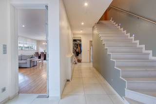 <p><span>Gelegen langs de Sint-Andreasstraat 9 in Maasmechelen, bevindt deze instapklare, open bebouwing zich op een strategische én rustige locatie. U woont hier in een aangename woonomgeving met vlotte verbindingen naar het centrum van Maasmechelen, omliggende gemeenten en belangrijke invalswegen. Winkels, scholen, openbaar vervoer en recreatie mogelijkheden bevinden zich op korte afstand, wat deze ligging bijzonder praktisch maakt voor gezinnen én zelfstandigen.</span></p><p><span> </span></p><p><span>Deze instapklare woning biedt een bewoonbare oppervlakte van maar liefst 335m² op een perceel van 766m². Dankzij de open bebouwing geniet u van voldoende privacy, natuurlijke lichtinval en een aangename buitenruimte.</span></p><p><span> </span></p><p><span>Binnen wordt u verwelkomd in een ruime inkomhal, met gastentoilet, die uitgeeft op de lichtrijke leefruimte. De volledig uitgeruste keuken met Miele apparatuur sluit hier naadloos op aan.</span></p><p><span>Via de grote schuifpui bereikt u rechtstreeks het terras en de tuin, waardoor binnen en buiten mooi in elkaar overvloeien. Aansluitend bevindt zich een praktische bijkeuken/wasplaats, perfect voor extra opslag en organisatie. </span></p><p><span> </span></p><p><span>Verder omvat het privégedeelte:</span></p><p><span> </span></p><p><span>- 4 ruime slaapkamers</span></p><p><span>- 2 badkamers</span></p><p><span>- 3 toiletten</span></p><p><span>- Volledige onderkeldering</span></p><p><span>- Uitbreidbare zolderverdieping</span></p><p><span> </span></p><p><span>Een absolute meerwaarde is de volwaardig ingerichte praktijkruimte met eigen ingang voor cliënten. Het praktijkgedeelte bestaat uit:</span></p><p><span> </span></p><p><span>- Een wachtruimte/ontvangstruimte</span></p><p><span>- 3 afzonderlijke praktijkruimtes</span></p><p><span>- Een ruime polyvalente ruimte </span></p><p><span>- Toilet</span></p><p><span> </span></p><p><span>De zichtbare ligging langs de Sint-Andreasstraat zorgt bovendien voor extra bereikbaarheid en herkenbaarheid voor cliënteel.</span></p><p><span>In combinatie met maar liefst 8 parkeerplaatsen biedt dit een bijzonder comfortabele en professionele ontvangst voor bezoekers. </span></p><p><span>Perfect voor vrije beroepen, zelfstandige of wie comfortabel van thuis uit wil werken met behoud van privacy!</span></p><p><span> </span></p><p><span>Gebouwd in 2007 en uitgerust met moderne technieken zoals een condenserende gasketel, zonnepanelen en warmtepompen behaalt deze woning een gunstig EPC van 123 kWh/m² (label B). Dit garandeert energiezuinig wonen en lagere verbruikskosten.</span></p><p><span> </span></p><p><span>Met andere woorden, een unieke kans voor wie op zoek is naar een ruime gezinswoning met professionele mogelijkheden op 1 locatie - zonder in te boeten aan privacy of comfort!</span></p><p><span>Voor meer informatie of een bezoek ter plaatse, kan u ons contacteren via <span>diana@jemar.be</span></span><span> of 0484.35.70.31!</span></p>