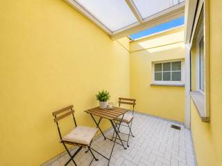 CHARMANTE STADSWONING met 2 SLAAPKAMERS, UITBREIDINGSPOTENTIEEL en optionele GARAGE op een ABSOLUTE TOPLOCATIE in het centrum van Zottegem! Deze INSTAPKLARE WONING ligt op WANDELAFSTAND van het station, winkels, scholen en horeca en vormt zo een uitstekende keuze voor eigen bewoning én INVESTERING. De woning is momenteel VERHUURD en beschikt over een CONFORME ELEKTRISCHE KEURING, terwijl er GEEN RENOVATIEVERPLICHTING van toepassing is. Binnen vindt u een gezellige leefruimte, lichtrijke keuken, praktische berging/wasplaats, douchecel en ingerichte badkamer. Het gezellige BINNENKOERTJE is bereikbaar vanuit de leefruimte en keuken. Op de eerste verdieping bevinden zich 2 VOLWAARDIGE SLAAPKAMERS en een apart toilet. De RUIME KELDER en ZOLDER MET VASTE TRAP bieden extra mogelijkheden. Bovendien kan vlakbij een AFZONDERLIJKE GARAGE worden aangekocht voor € 29.000. Een interessante STADSWONING TE KOOP IN ZOTTEGEM op een bijzonder CENTRALE LIGGING!<br /><br />Adres: Sint-Annastraat 45 te Zottegem<br /><br />EPC: 377kWh/m², G-score en P-score A, Geen renovatieverplichting van toepassing, Bestuursmaatregelen in het maatregelenregister: Neen