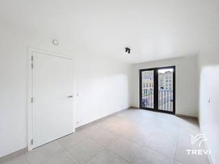 <p>Ontdek dit tweeslaapkamerappartement gelegen in het project Mench, een nieuw residentieel geheel dat hedendaagse architectuur combineert met een groene omgeving. Georganiseerd rond een ruime gemeenschappelijke tuin, biedt het een rustige leefomgeving in het hart van de stad.</p>
<p>Het appartement beschikt over een ruime, lichtrijke woonkamer met een open, volledig uitgeruste keuken, wat zorgt voor een gezellige leefruimte. De twee slaapkamers bieden comfortabele oppervlaktes, ideaal voor een gezin, een koppel of co-living. Een privatief terras verlengt op aangename wijze de binnenruimte.</p>
<p>In de onmiddellijke nabijheid van openbaar vervoer, winkels en hoofdwegen vormt dit pand een ideale opportuniteit die comfort en praktisch gemak combineert.</p>
<p>De technische uitrusting garandeert optimaal comfort: uitstekende energieprestatie met een EPC A, warmtepomp, zonnepanelen, ventilatiesysteem met dubbele flux, vloerverwarming, kwaliteitsvolle materialen en verzorgde afwerkingen. Lage provisies. Onmiddellijk beschikbaar. Mogelijkheid om een parkeerplaats te huren tegen meerprijs (met of zonder laadpaal). Oppervlaktes worden ter indicatie opgegeven.<br /><br /></p>
<p><span>Indeling </span>:</p>
<ul>
<li>Inkomhal</li>
<li>Slaapkamer 1</li>
<li>Slaapkamer 2</li>
<li>Toilet</li>
<li>Doucheruimte</li>
<li>Wasruimte</li>
<li>Woonkamer met volledig ingerichte open keuken</li>
<li>Terras</li>
</ul>
<p><br /><br /></p>