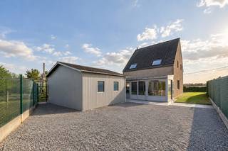 Deze INSTAPKLARE WONING (BOUWJAAR 2008) met TWEE GARAGES is gelegen te TIELT (Aarsele), Deinsesteenweg 266 op de verbindingsweg van Tielt naar Deinze. Dankzij de gunstige ligging, vlak bij het centrum van Aarsele, bevinden diverse voorzieningen zoals een bakker, slager, winkels en openbaar vervoer zich op korte afstand.<br /><br />PLUSPUNTEN:<br />* INSTAPKLAAR | BOUWJAAR 2008<br />* REGENWATERPUT VAN 10.000 LITER<br />* ENERGIEZUINING C-LABEL <br />* CONFORME ELEKTRISCHE KEURING TOT 2045<br />* 2 GARAGES (met auto. poorten)<br /><br />INTERIEUR: <br />U betreedt de woning via de inkomhal, die toegang biedt tot het gastentoilet en de ruime, open leefruimte. Voorzien van zit- en eethoek, met aansluitend de open, volledig ingerichte keuken. De keuken beschikt over alle nodige comfort en is uitgerust met een koelkast, spoelbak, inductiekookplaat, dampkap, oven en vaatwasser. Aansluitend aan de keuken bevindt zich een ruime berging met praktische wasplaats, ideaal voor extra opbergruimte. Vanuit de leefruimte heeft u bovendien rechtstreeks toegang tot de inpandige garage. Op het gelijkvloers vindt u eveneens een veranda die uitkijkt op de tuin en een aangename verbinding vormt tussen binnen en buiten.<br />Op de eerste verdieping geeft de nachthal toegang tot 3 slaapkamers en de badkamer. Deze is ingericht met een ligbad, aparte douche, toilet en een lavabomeubel. Via een vouwtrap bereikt u ten slotte de geïsoleerde zolder, die extra bergruimte biedt.<br /><br />EXTERIEUR: De eigendom is volledig afgesloten met aan de oprit een automatische schuifpoort. U beschikt over een aangename tuin met praktische tuinberging. Ook op vlak van parkeergelegenheid biedt deze eigendom heel wat troeven. Op het eigen terrein is er voldoende ruimte om meerdere wagens te parkeren, aangevuld met 2 garages die zorgen voor extra comfort en bergruimte.