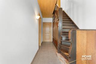 In een rustige zijstraat van het levendige Lichtervelde bevindt zich deze charmante halfopen woning met een ruim bijgebouw van ca. 180 m², ideaal...