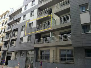 Super gezellig ingericht appartement op 50 m van de zeedijk.bestaat uit : ruime inkomhall voorzien van handige inbouwkasten en apart toilet, mooi...