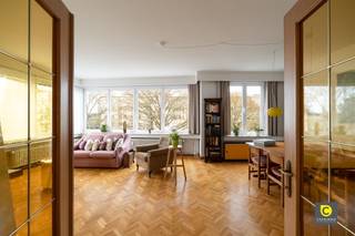 <p><span>Ruim en lichtrijk 3-slaapkamerappartement met terras op toplocatie in Wilrijk</span></p><p><span>Op de tweede verdieping van een verzorgd en kleinschalig gebouw met lift bevindt zich dit instapklare en charmant appartement van ca. 111 m², gelegen aan de Ringlaan 80 in 2610 Wilrijk. Dankzij de uitstekende indeling, grote raampartijen en kwalitatieve afwerking geniet dit appartement van een aangename lichtinval en een zeer ruimtelijk gevoel.</span></p><h3><span>Locatie:</span></h3><p><span>Het appartement geniet van een uitstekende ligging in Wilrijk. De Ringlaan bevindt zich op een centrale locatie met vlotte verbinding naar Antwerpen, de A12 en de Antwerpse Ring. In de directe omgeving vindt u tal van winkels, supermarkten, scholen, openbaar vervoer en sportfaciliteiten. Bovendien liggen ook Park Den Brandt, Park Middelheim en het Nachtegalenpark op korte afstand, ideaal voor ontspanning en wandelingen in het groen.</span></p><p><span>Indeling:</span></p><p><span>Via de lift of trap bereikt u de tweede verdieping, waar u het appartement binnenkomt in een ruime inkomhal die alle ruimtes met elkaar verbindt. Hier is bovendien voldoende plaats voorzien voor vestiaire en extra opbergruimte.</span></p><p><span>Aan de rechterzijde betreedt u via een dubbele deur de open en lichtrijke leefruimte, afgewerkt met een authentieke visgraatparketvloer in zeer goede staat. Deze stijlvolle ruimte biedt voldoende plaats voor zowel een gezellige zithoek als een ruime eettafel en vormt het hart van het appartement.</span></p><p><span>Aansluitend aan de leefruimte bevindt zich het westgericht terras van ca. 4 m², waar u in alle rust kan genieten van de namiddag- en avondzon.</span></p><p><span>Verder in de hal bevindt zich de vernieuwde en volledig uitgeruste keuken, voorzien van alle comfort zoals een vaatwasser, gasfornuis, koelkast, diepvriezer en voldoende kastruimte. Naast de keuken ligt de eerste volwaardige slaapkamer, die momenteel ingericht is als eetkamer.</span></p><p><span>Aan de achterzijde van het gebouw bevinden zich nog twee ruime slaapkamers op kurkvloer, met oppervlaktes van ongeveer 14 m² en 10,5 m².</span></p><p><span>De betegelde badkamer beschikt over een inloopdouche, lavabo met spiegelkast, aansluiting voor wasmachine en droogkast en een manueel ventilatiesysteem. Daarnaast is er ook een apart gastentoilet aanwezig.</span></p><p><span>Tot slot beschikt het appartement nog over een individuele kelderberging, ideaal voor extra stockage.</span></p><h3><span>Troeven</span></h3><ul><li><span>Zeer ruim appartement (ca. 111 m²)</span></li><li><span>3 volwaardige slaapkamers</span></li><li><span>Lichtrijke leefruimte met authentieke visgraatparket</span></li><li><span>Lift aanwezig</span></li><li><span>Westgericht terras</span></li><li><span>Kleinschalig en verzorgd gebouw</span></li><li><span>Individuele kelderberging</span></li><li><span>Centrale en vlot bereikbare ligging</span></li></ul><p><span>Een ideaal appartement voor wie ruimte, licht en een centrale ligging combineert met comfort.</span></p>