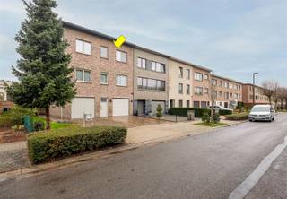 Ligging: Appartement op de 2de en hoogste verdieping (geen lift) van een klein, recent gebouw zeer goed gelegen in een rustige straat te Wommelgem...