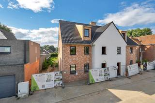 Ontdek deze prachtige halfopen nieuwbouwwoning, waar modern comfort en landelijke charme samenkomen.Deze woning biedt alles wat je nodig hebt voor...