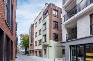 In het hart van de historische binnenstad van Antwerpen bevindt zich dit volledig gerenoveerde opbrengsteigendom. Gezellige horeca, winkels, cultuur en tal van historische trekpleisters bevinden zich op wandelafstand. Ook de universiteitsbuurt, het Eilandje en de Meir zijn vlot bereikbaar. Deze centrumligging, gecombineerd met de nabijheid van openbaar vervoer, maakt het pand bijzonder interessant vanuit investeringsperspectief en aantrekkelijk voor een brede huurdersmarkt inclusief mogelijkheden voor kortetermijn- of toeristische verhuur, zoals via Airbnb.<br /><br />Deze opbrengsteigendom bestaat uit vier studio’s, verdeeld over vier verdiepingen. De studio's hebben een slimme inrichting en benut telkens de beschikbare oppervlakte optimaal wat ervoor zorgt dat elke unit ondanks haar compacte karakter een volwaardige woon- en slaapomgeving biedt. Achteraan bevindt zich de woonruimte met ingerichte keuken. Centraal bevindt zich telkens het slaapgedeelte met eigen douche en wastafel. Dankzij de vele raampartijen genieten de units van een aangename natuurlijke lichtinval.<br /><br />Ook energetisch is het gebouw klaar voor de toekomst: alle vier de studio’s beschikken over een gunstig EPC (label B). Het gebouw beschikt ten slotte over een kelder, die bijkomende praktische ruimte biedt.<br /><br />Een interessante opportuniteit voor wie op zoek is naar een volledig gerenoveerd investeringspand met vier verhuurbare entiteiten op een sterke centrumlocatie, waarbij zowel de privatieve als gemeenschappelijke delen reeds werden aangepakt!