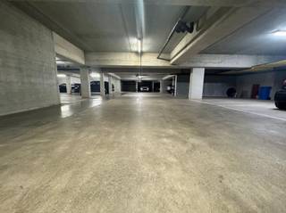 In de Vermorgenstraat in Sint-Niklaas, op de site van de voormalige Rijkswachtkazerne, bieden wij 7 ondergrondse autostaanplaatsen te koop aan.De autostaanplaatsen zijn zeer centraal gelegen, in de nabijheid van het Regentieplein en het station van Sint-Niklaas.Huurprijs: €75 per maand per autostaanplaats.// alles verhuurd