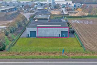 Uitstekend gelegen magazijn van 767 m², waarvan 323 m² mezzanine, met een strategische ligging en uitstekende zichtbaarheid vanaf de E17. De op- en afrit Kruishoutem bevindt zich op slechts 800 meter.<br />Het magazijn beschikt over een vrije hoogte van 6 meter, een automatische sectionale poort, polybetonvloer en lichtstraat. Daarnaast is er circa 600 m² buitenruimte beschikbaar<br /><br />Contacteer Henry Van Tornhout voor bijkomende inlichtingen, plannen of een vrijblijvend plaatsbezoek via 0474 13 37 93 of via henry@kmovastgoed.be