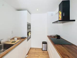 Brussel: Uniek appartement met 1 slaapkamer in het centrum<br /><br />Dit appartement bevindt zich op de 3e verdieping van een prachtig gerenoveerd herenhuis in het centrum van Brussel. Gelegen op een toplocatie, in de directe nabijheid van winkels, openbaar vervoer en scholen.<br /><br />Het appartement bestaat uit een ruime en lichtrijke leefkamer met een semi-open, geïnstalleerde keuken. Verder is er een grote slaapkamer met een aansluitende badkamer die is uitgerust met een wastafel, douche en toilet.<br />Verder beschikt dit pand over een ruime mezzanine die kan dienen als logeerkamer of bureau.<br /><br />De maandelijkse kosten bedragen een forfait van 50 euro per maand voor het onderhoud van de gemeenschappelijke delen en de aankoop van het zout voor de waterverzachter (die zich in de kelder bevindt).<br /><br />EPC-label: D<br /><br />Spreekt dit unieke pand u aan? Dien dan snel uw bezoekaanvraag in via onze website.