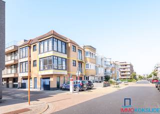<p><strong>Koksijde-Bad, Residentie Isabelle, bemeubeld appartement op de 1e verdieping zonder lift.</strong></p>
<p>Bestaande uit: inkomhall, lichtrijke woonkamer, ingerichte open keuken, slaapkamer met toegang tot balkon en een badkamer met wastafel en ligbad, afzonderlijk toilet. Privatieve kelder is inbegrepen in de prijs. Het appartement wordt bemeubeld verkocht en twee gemeenschappelijke parkeerplaatsen voor de residentie.<br /> </p>
<p><strong>De residentie is centraal gelegen en op slechts enkele passen van zee.</strong></p>