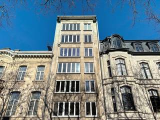 <p><span>In de prestigieuze Jan Van Rijswijcklaan vindt u dit charmante </span>appartement met<strong> 3 slaapkamers en terras. </strong>Het appartement bevindt zich op de 4de verdieping in de kleinschalige residentie 'Beau Soleil'. <span>Het appartement is zeer gunstig gelegen in de nabijheid van het centrum, openbaar vervoer, winkels, scholen, parken, een Velo-station en de grote invalswegen. </span><br /><br /><strong>Indeling:</strong><br />Vanuit de inkomhal met gastentoilet komt u via openslaande deuren binnen in de royale leefruimte op parket met sierhaard en ingemaakte kastenwand. De volledig geïnstalleerde keuken geeft direct toegang tot het overdekte terrasje. Verder vindt u hier de eerste slaapkamer, die tevens te gebruiken is als bureauruimte of home-office. Vervolgens komt u via de gang in de badkamer met douche, dubbele lavabo en toilet. De masterbedroom bevindt zich aan de achterkant van het gebouw, en de 3de slaapkamer is voorzien van een ingebouwde dressing.<br /><br /><strong>Bijzonderheden: </strong></p>

<ul>
	<li>Het appartement is op smaakvolle wijze volledig vernieuwd in 2021 incl. nieuwe ramen. </li>
	<li><span>Elektriciteit conform.</span></li>
	<li><span>Momenteel verhuurd.</span><br /> </li>
</ul>

<p> </p>

<p> </p>

<p> </p>