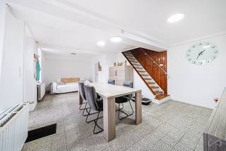 We Invest vous propose cette maison 3 façades idéalement située à proximité immédiate du centre d’Ecaussinnes, à deux pas des commerces, des écoles...