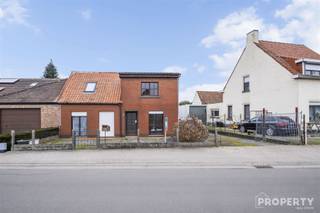 Propriété de charme avec potentiel au cœur d'OostrozebekeDécouvrez cette propriété polyvalente dans le quartier animé d'Oostrozebeke, idéale pour...