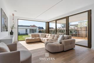 Voor meer info en foto’s, surf naar www.swevers.be – Deze exclusieve architectenwoning in de Meelbergstraat in Paal, gebouwd in 2025,...