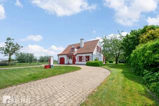 Op een indrukwekkend perceel van 3.036 m2 bevindt zich deze landelijke villa, een ideale thuis voor wie van ruimte, privacy en groen houdt. Gelegen aan de rand van Overslag ben je op een boogscheut verwijderd van verschillende wandel- en fietsroutes door de adembenemende natuur. De tuin vooraan heeft een ruime oprijlaan en biedt plaats aan meerdere voertuigen. Vanuit de inkomhal betreed je de lichtrijke leefruimte met als sfeervolle blikvanger, de houtkachel. Aansluitend ligt de veranda, een heerlijke plek om te ontspannen met zicht op de mooie tuin. Van hieruit kan je ook naar het gezellige terras. De open keuken is ruim en volledig uitgerust. Verder vinden we op het gelijkvloers een gastentoilet, een spender, een wasruimte en een inpandige garage met automatische poort. Op het eerste verdiep zijn 3 volwaardige slaapkamers en een recent vernieuwde badkamer met dubbele wastafel, toilet, douche en ligbad. Op het domein staat bovendien een ruime, aparte garage met extra stalruimte. Deze woning beschikt over een conform elektriciteitsattest, heeft 10 zonnepanelen en een regenwaterput die is aangesloten op de wasplaats en de toiletten. Er is ook de mogelijkheid om een extra perceel weiland mee aan te kopen. Kortom, een fantastische mogelijkheid voor wie van groen, weidse uitzichten en comfort houdt! Contacteer ons zeker voor uw bezoek.