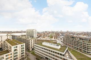 Dit lichtrijk 2-slaapkamerappartement op de 11de verdieping, gelegen te Léon Stynenstraat 70, biedt een prachtig panoramisch zicht over het...