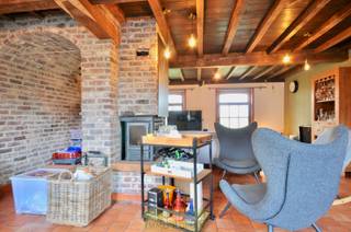 Ruime woning met tuin en bijgebouwen op zeer rustige ligging te Kluisbergen. Deze woning werd afgewerkt met rustieke materialen en bestaat uit...